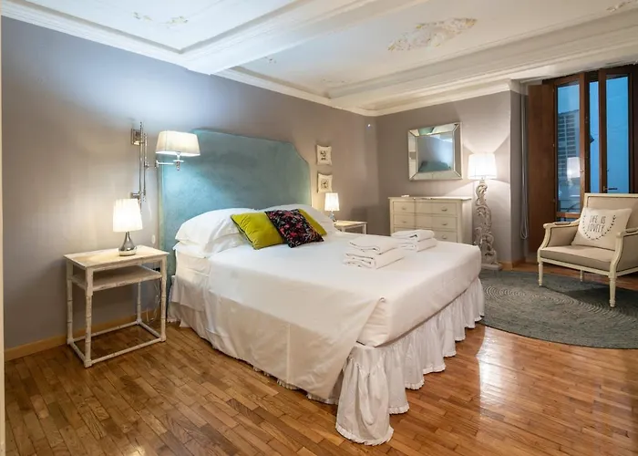 Uffizi Romantic Flat By Mmega * Florens